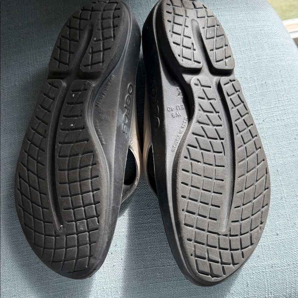 OOFOS Women's Sandals in Black and Tan - Picture 3 of 9